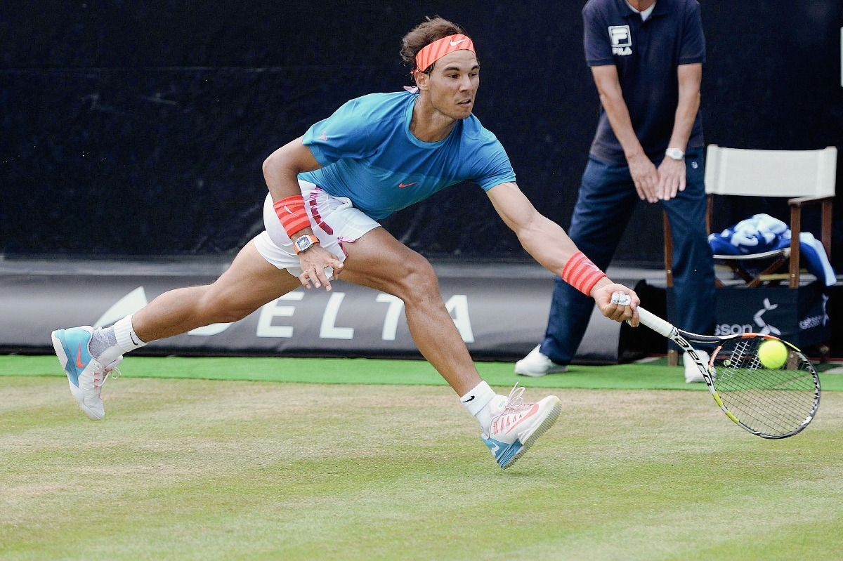 El tenista español Rafael Nadal devuelve una bola durante su partido de cuartos de final del torneo de tenis de Stuttgart, disputado contra el australiano Bernard Tomic. (Foto Prensa Libre: EFE)