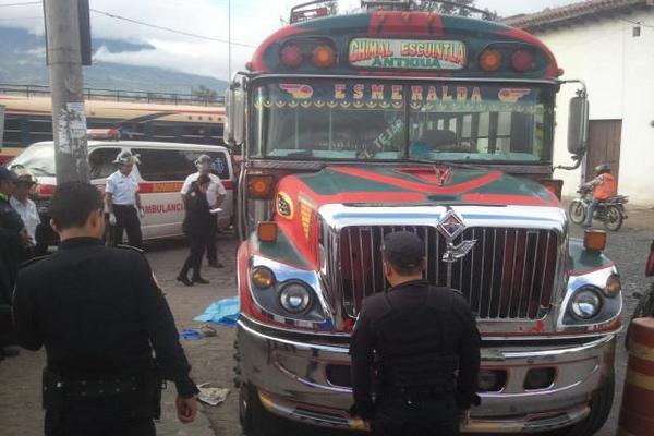 Socorristas y agentes de la Policía observan el cadáver de Bautista, quien murió atropellado, en Antigua Guatemala. (Foto Prensa Libre: Miguel López)<br _mce_bogus="1"/>