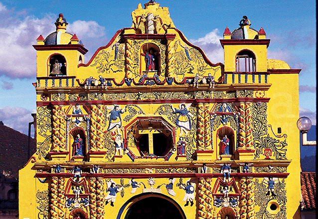 La iglesia de San Andrés Xecul es una mezcla entre el Barroco y el arte popular. (Foto: Hemeroteca PL)