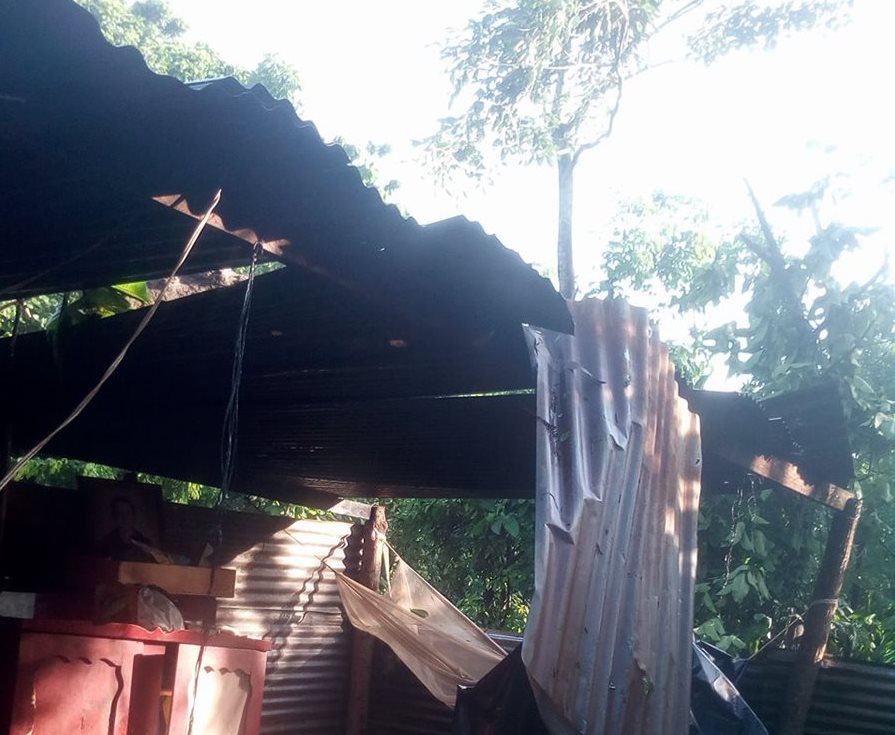 El techo de una humilde vivienda en San Lorenzo se desprendió por los fuertes vientos. (Foto Prensa Libre: Cristian Icó)