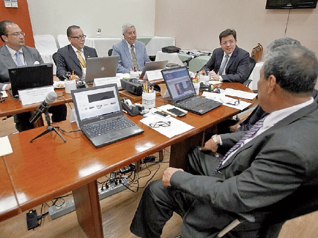 Los miembros de la Comisión de Postulación recibió ayer expedientes para la SAT. PAULO RAQUEC