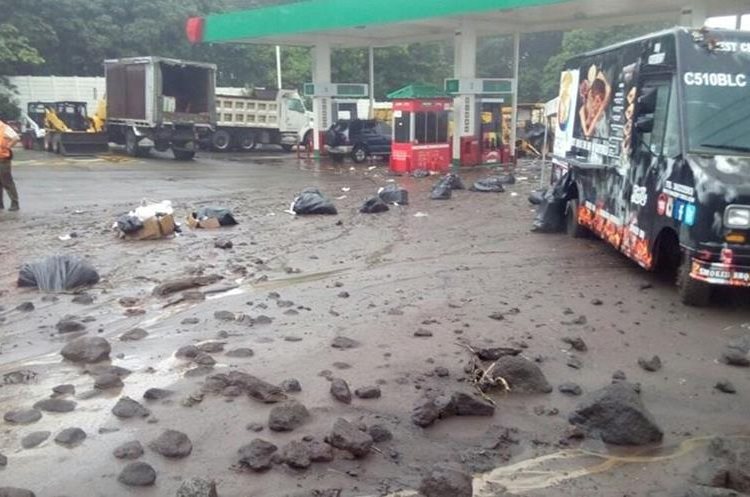 El material volcánico, impulsado por la lluvia, ha llegado hasta áreas pobladas y representa riesgos para las personas. (Foto Prensa Libre: Hemeroteca PL)