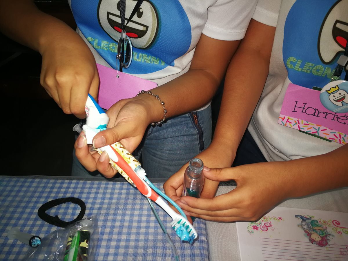 Estudiantes del Colegio Santa Teresita muestra su proyecto que consiste en un tubo que surte de pasta dental al cepillo y otro tubo provee de enjuague bucal. (Foto Prensa Libre: Oscar García).