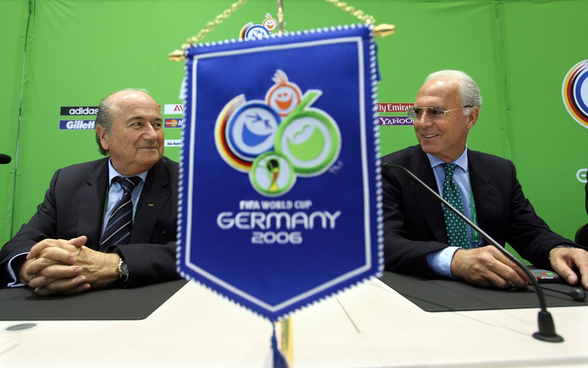 Fotografía de archivo del 6 de junio de 2006 que muestra al expresidente de FIFA Joseph Blatter y a Franz Beckenbauer en la inauguración del CEntro de Radiodifusión del Mundial en Munich. (Foto Prensa Libre: AFP)
