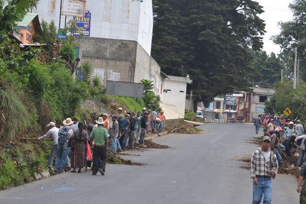 Vecinos de la aldea El Tablón, Sololá, construyen vía peatonal, con el objetivo de proteger la vida de vecinos y estudiantes de dicha comunidad. (Foto Prensa Libre, Édgar René Sáenz)<br _mce_bogus="1"/>
