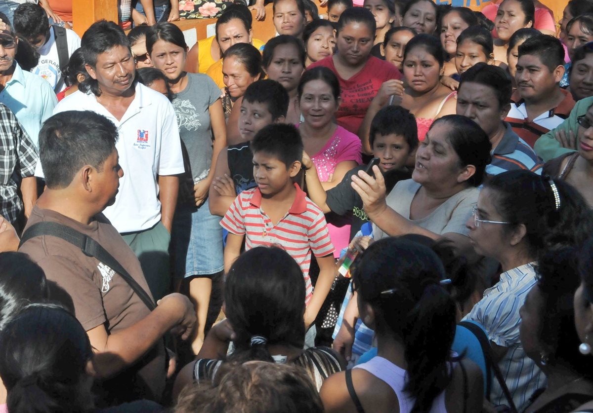 Padres de familia expresan su malestar contra directora de establecimiento educativo, en Coatepeque. (Foto Prensa Libre: Alexander Coyoy)