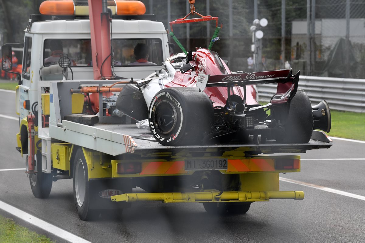 El monoplaza fue retirado en grúa del lugar del accidente. (Foto Prensa Libre: AFP)
