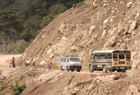 Durante el invierno,  el tramo  entre los kilómetros 141 y 148, hacia Panajachel, es propenso a derrumbes constantes.
