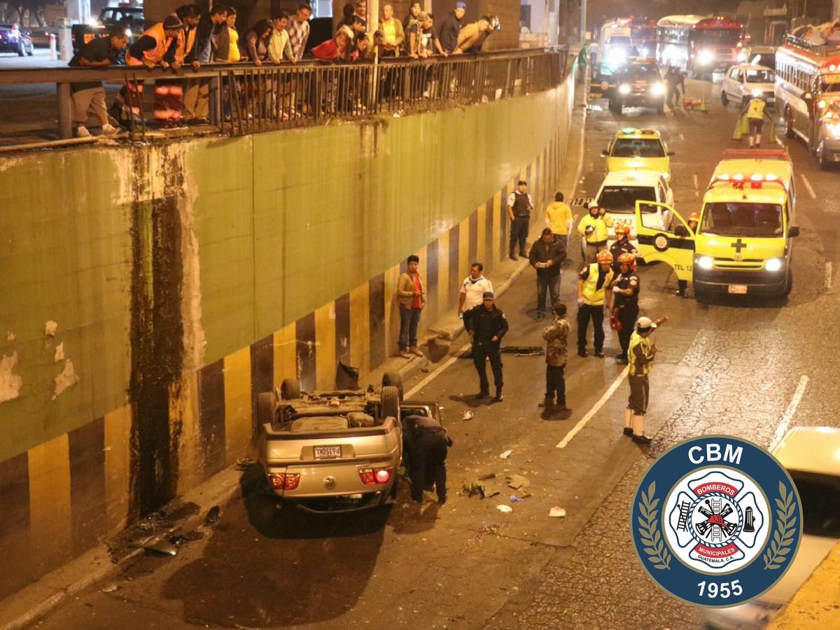 Tras el atropello, el vehículo perdió el control y cayó al viaducto. (Foto: Bomberos Municipales)