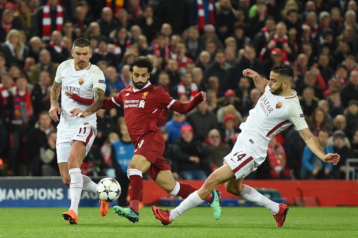 Salah supera al defensa Aleksandar Kolarov y Patrik Schick durante el duelo que el Liverpool terminó con el triunfo. (Foto Prensa Libre: AFP)