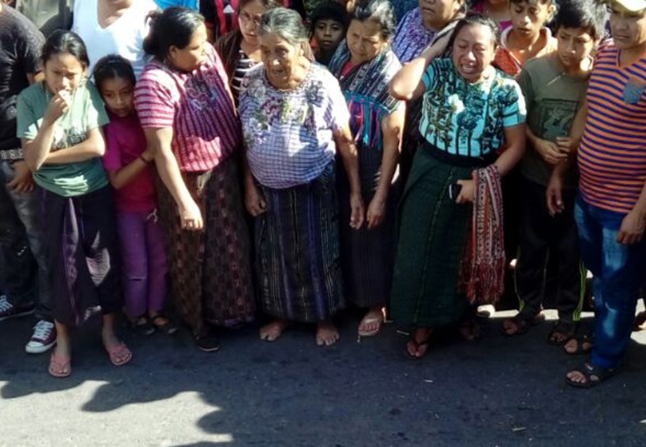 Los vecinos del cantón Panabaj, Santiago Atitlán, Sololá, están consternado por la muerte de los dos menores. (Foto Prensa Libre: Ángel Julajuj)