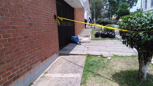 La mujer fue atacada a corta distancia y los disparos fueron en la cabeza, según los Bomberos Municipales. (Foto Prensa Libre: José Patzán)
