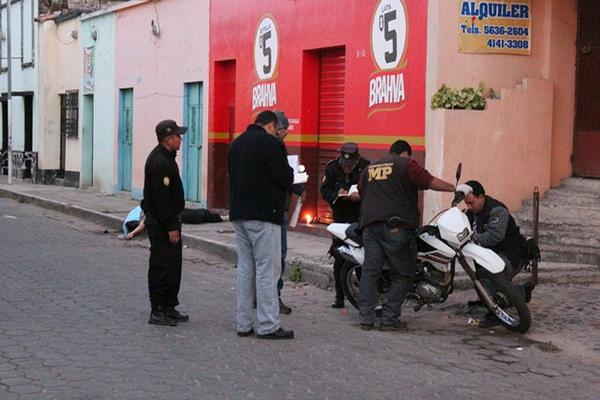 Agentes de la Policía y fiscales del Ministerio Público recaban evidencias el lugar del crimen de menor en la cabecera de Jalapa. (Foto Prensa Libre: Hugo Oliva)<br _mce_bogus="1"/>
