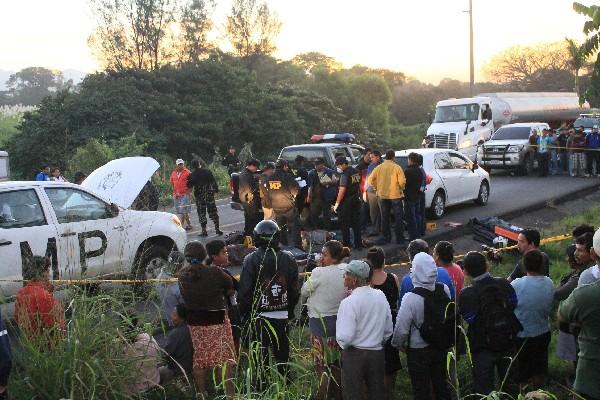 Las víctimas fueron abandonadas en un automóvil, a un costado de la carretera, en Escuintla.