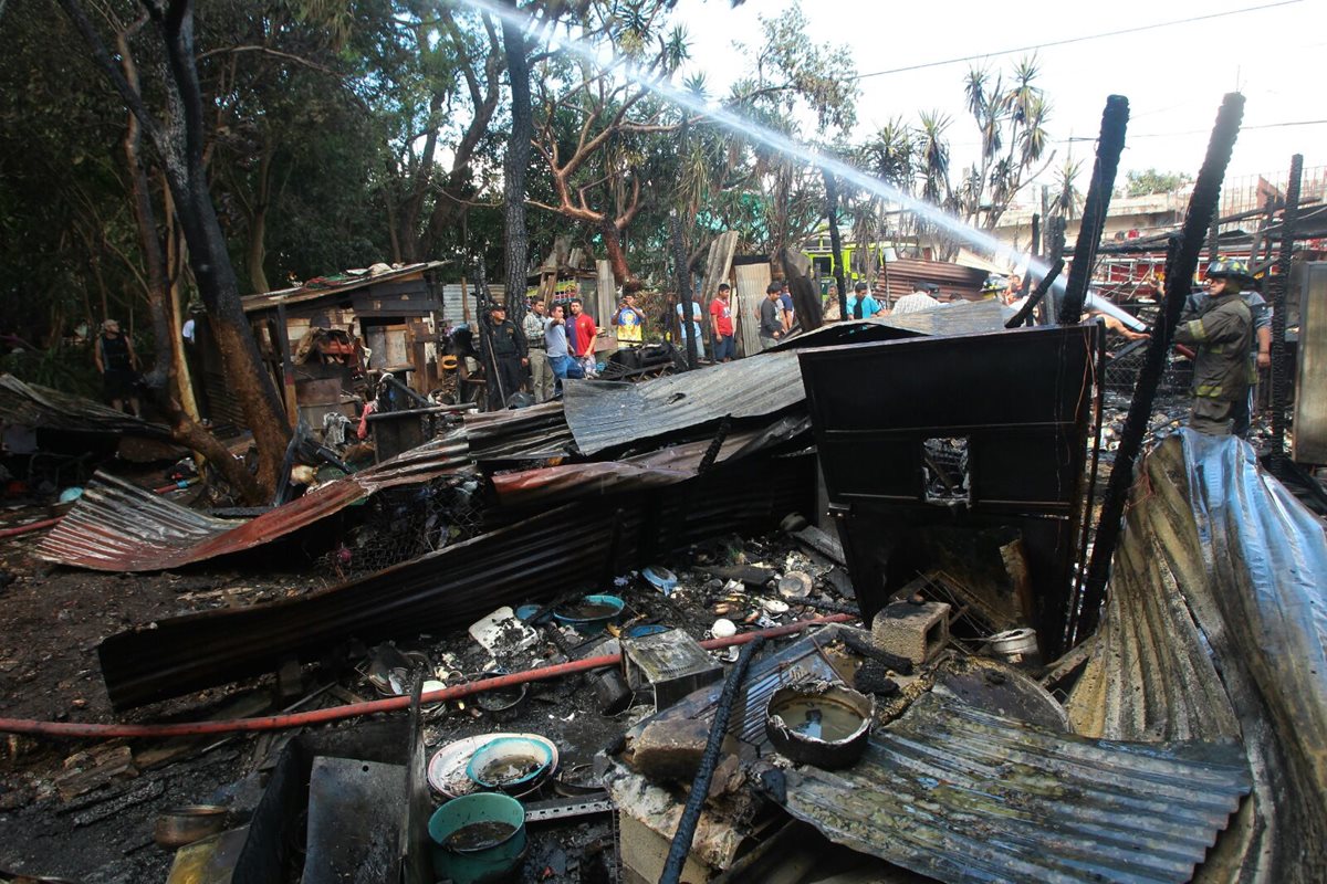 Un incendio consumió una vivienda en la zona 21 capitalina. (Foto Prensa Libre. Álvaro Interiano)