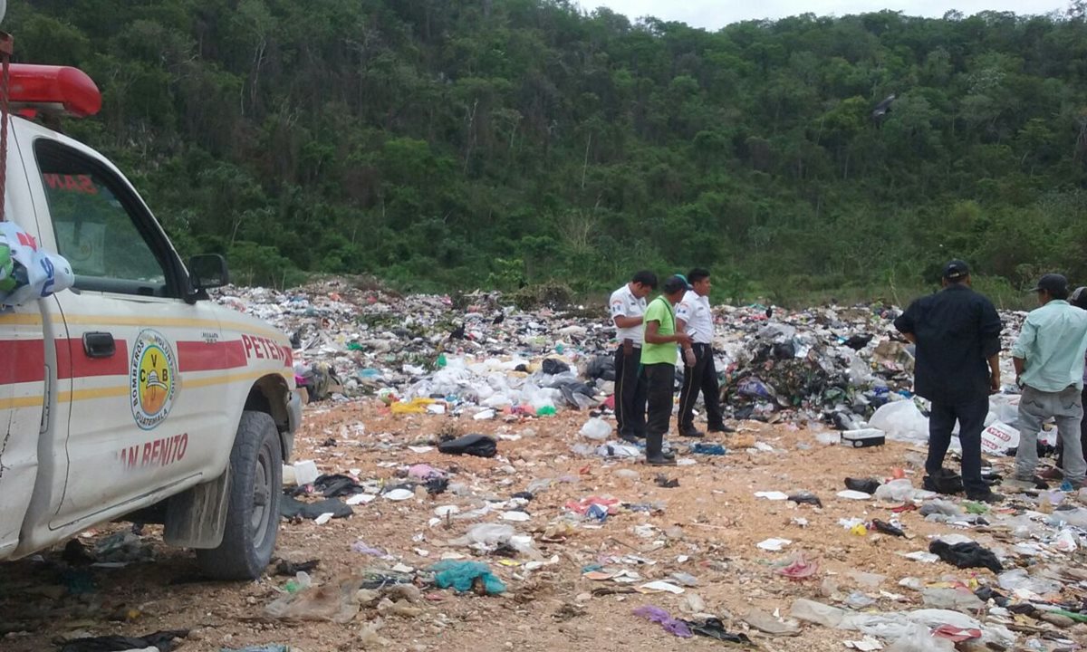 Autoridades investigan la muerte de una niña de siete meses, cuyo cadáver fue hallado en un vertedero en Flores, Petén. (Foto Prensa Libre: Rigoberto Escobar)