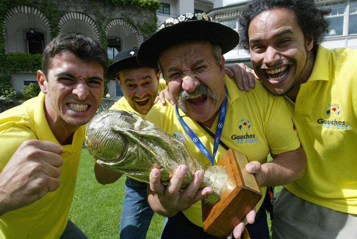 Clovis Fernandes nunca perdió su alegría y amor por la selección brasileña. (Foto Prensa Libre: EFE)
