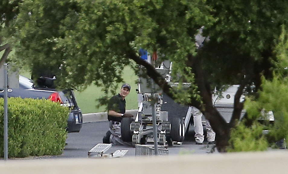 Un agente manipula un robot que será enviado al vehículo donde permanecía el atacante en Texas. (Foto Prensa Libre: AP).