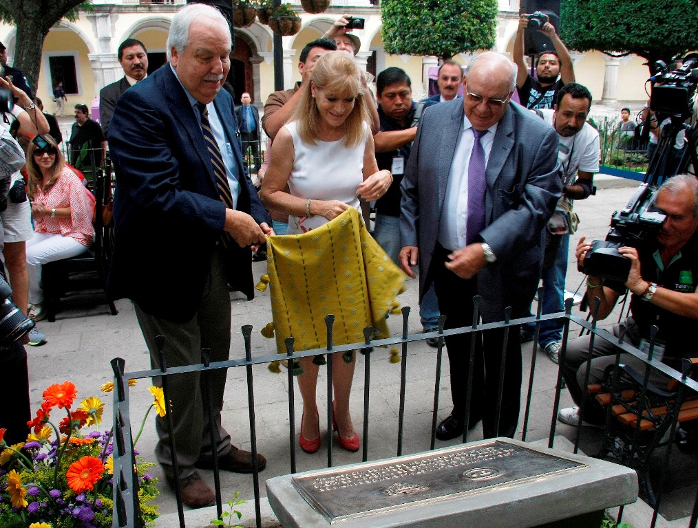 Autoridades municipales y de la institución financiera develan la placa de los trabajos de remozamiento del parque central de Antigua Guatemala. (Foto Prensa Libre: Miguel López)
