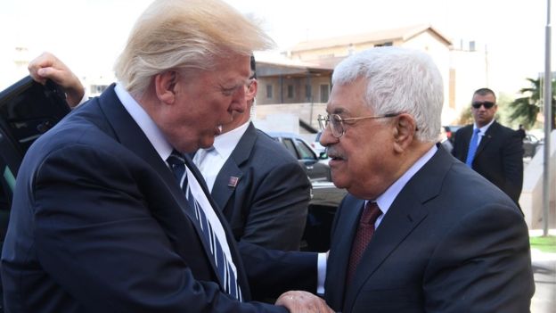 Trump criticó la ayuda a los palestinos, cuyo líder es Mahmoud Abbas (derecha) dando a entender que no daba resultados. AFP