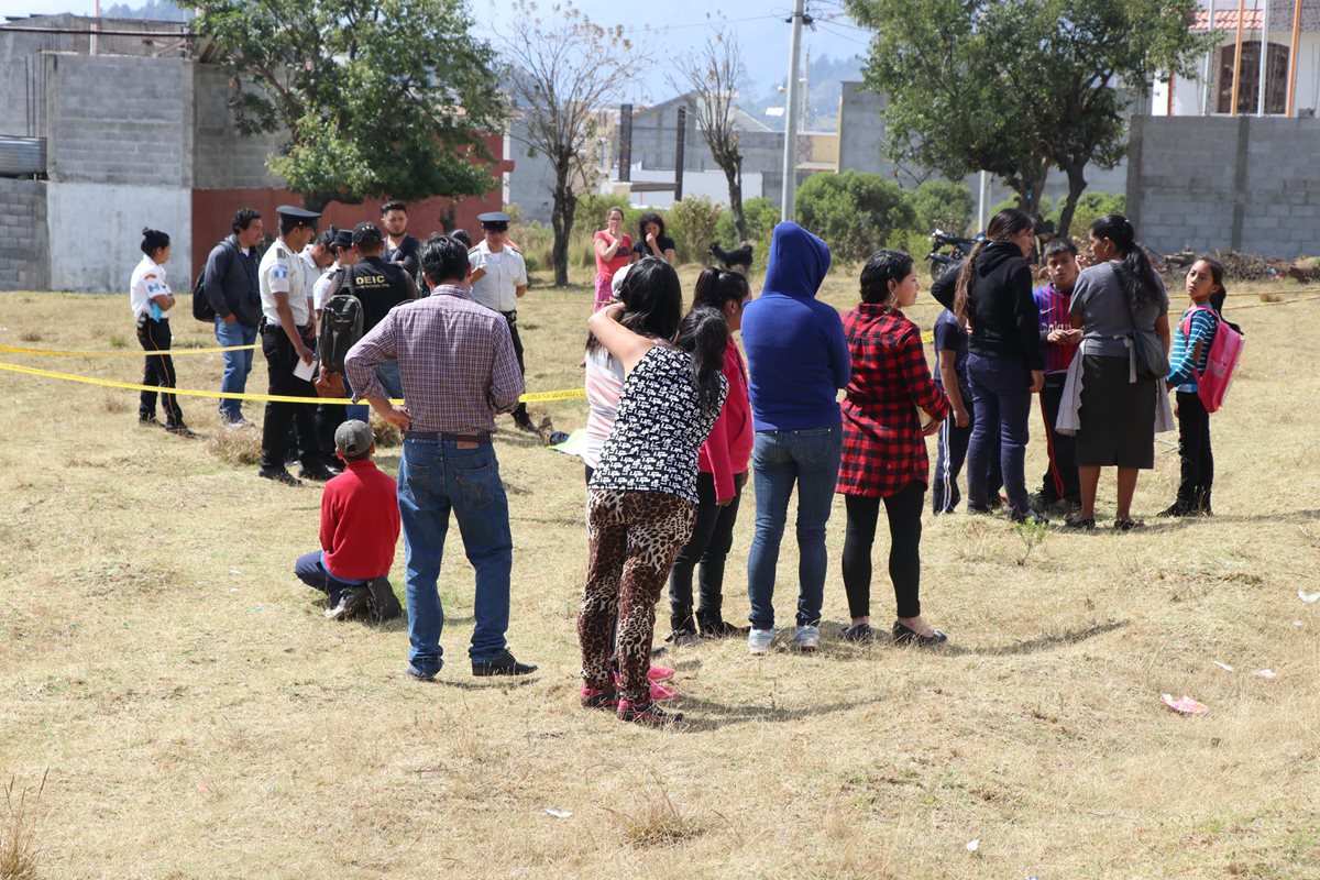 Vecinos y amigos llegan a identificar el cadáver del ayudante de albañil. (Foto Prensa Libre: Whitmer Barrera)
