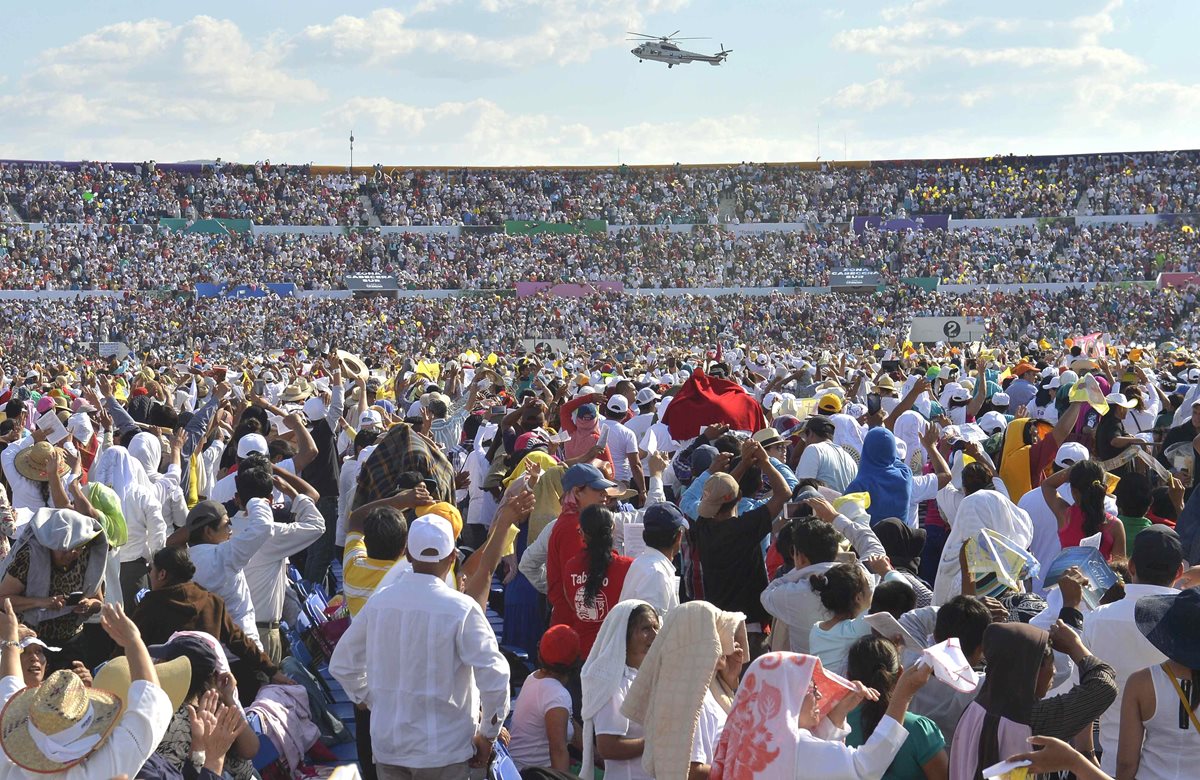 Más de 40 mil personas acudieron al llamado del papa Francisco. (Foto Prensa Libre: AFP).