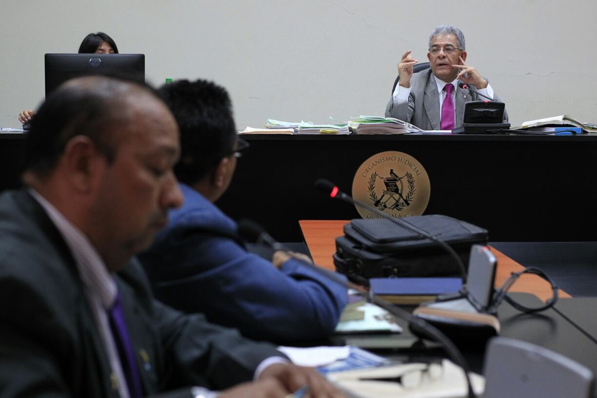 El juez de Mayor Riesgo B, Miguel Ángel Gálvez, realiza audiencia de Efraín Cifuentes Sosa, alias Negro Sosa, acusado de narcotráfico. (Foto Prensa Libre: Paulo Raquec)