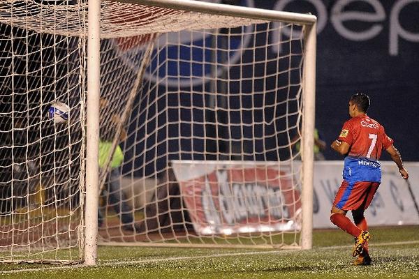 El balón toca la red del marco de Municipal. Claudio Albizuris, autor del autogol, sigue con la mirada la trayectoria del esférico. (Foto Prensa Libre: César Pérez)