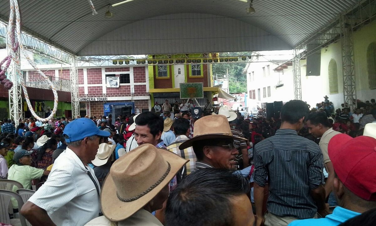 Supuestos simpatizantes del alcalde agredieron a trabajadores de la comuna. (Foto Prensa Libre: Mike Castillo)