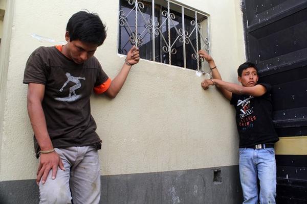 Los hermanos Diego y Gabriel Matías Velásquez, de 20 y 18 años fueron detenidos en un incidente armado en Sansare, Jalapa. (Foto Prensa Libre: Hugo Oliva)