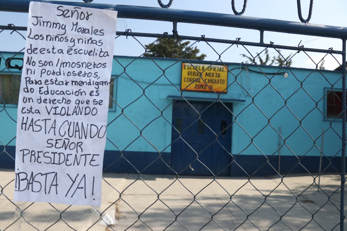 Padres de familia, cansados por el paro magisterial, pegaron carteles con críticas al Gobierno, en la escuela Corral Chiquito, zona 8 de Huehuetenango. (Foto Prensa Libre: Mike Castillo)