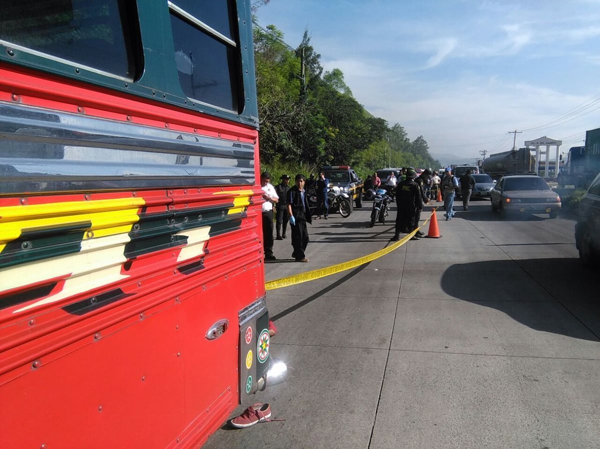 La Policía Nacional Civil cierra uno de los carriles hacia el sur, en la ruta al Pacífico, luego del mortal ataque adentro de un bus. (Foto Prensa Libre: Estuardo Paredes)