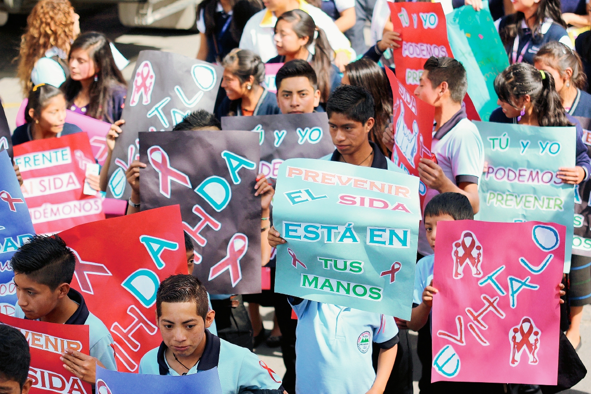 Estudiantes de   35 centros educativos de Huehuetenango se solidarizan con portadores de VIH. (Foto Prensa Libre: Mike Castillo)
