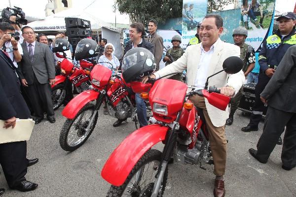 El alcalde  de Villa Nueva, Edwin Escobar, y el ministro de Gobernación, Mauricio López, prueban las nuevas motos de patrullaje que usan la Policía Municipal de Tránsito y el Ejército.
