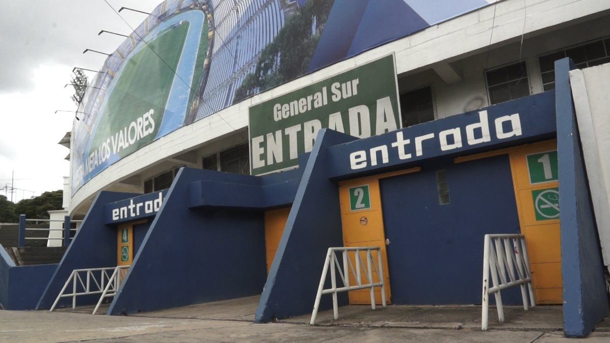 La afición crema es la invitada de honor para el Clásico 299 del futbol guatemalteco. (Foto Prensa Libre: Jorge Ovalle)