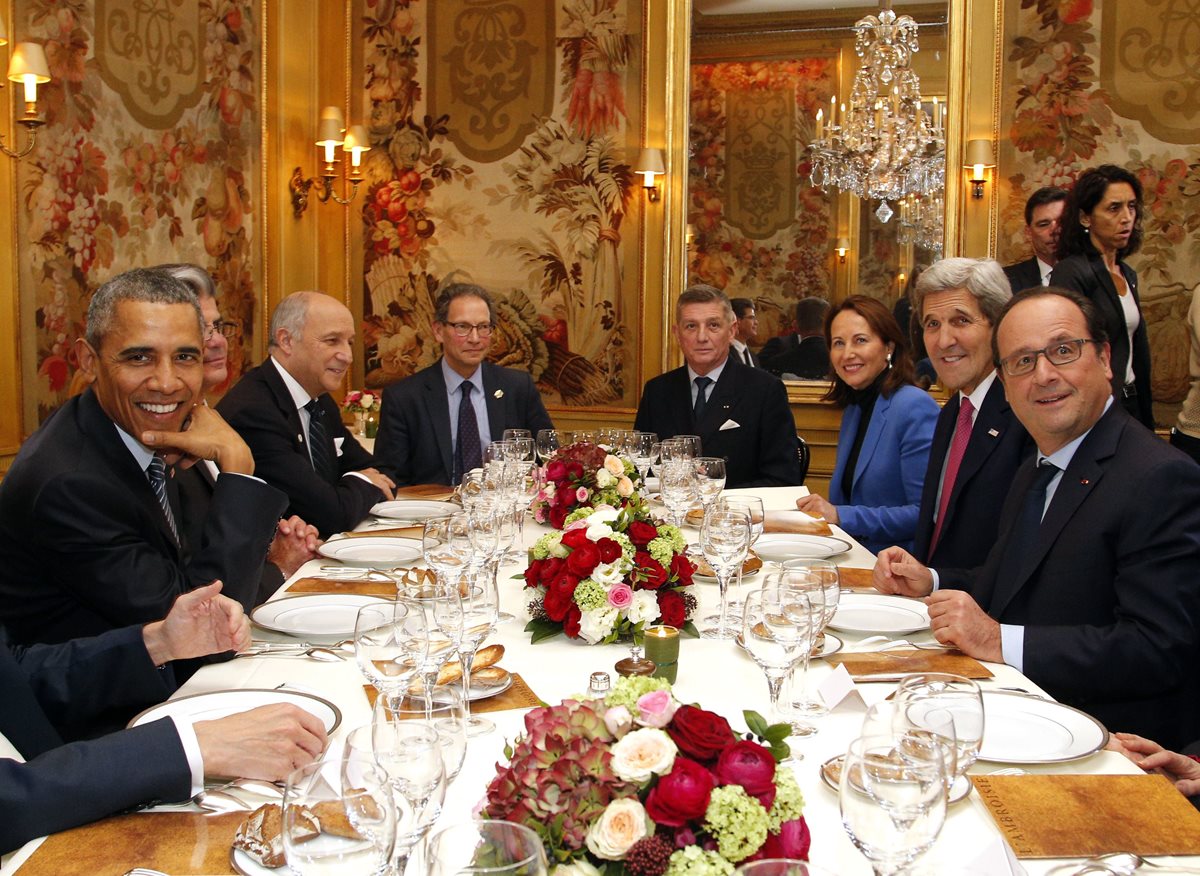 Obama y Hollande compartieron la mesa con otros invitados. (Foto Prensa Libre: AFP).