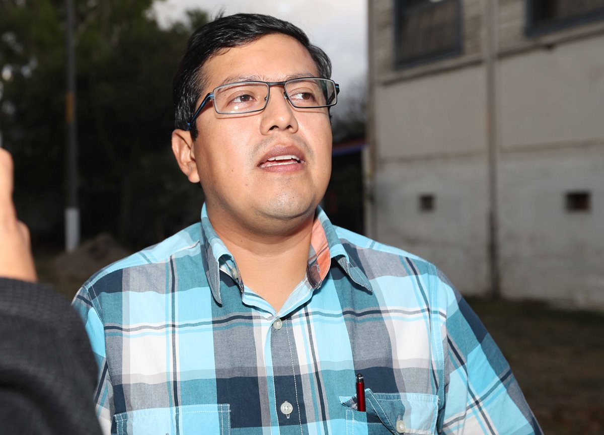 Héctor López, médico de Municipal, habló sobre el caso del volante John Méndez luego de la audiencia. (Foto Prensa Libre: Carlos Vicente)