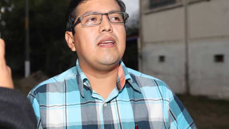 Héctor López, médico de Municipal, habló sobre el caso del volante John Méndez luego de la audiencia. (Foto Prensa Libre: Carlos Vicente)