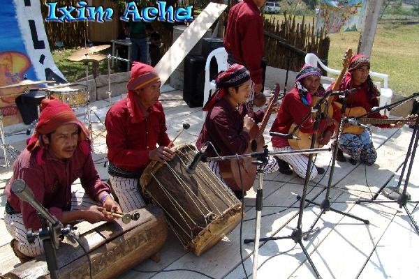 Ixim Achá, grupo que interpreta música nativa de Santiago Atitlán, durante su participación en el Festival Atitlán 2013.