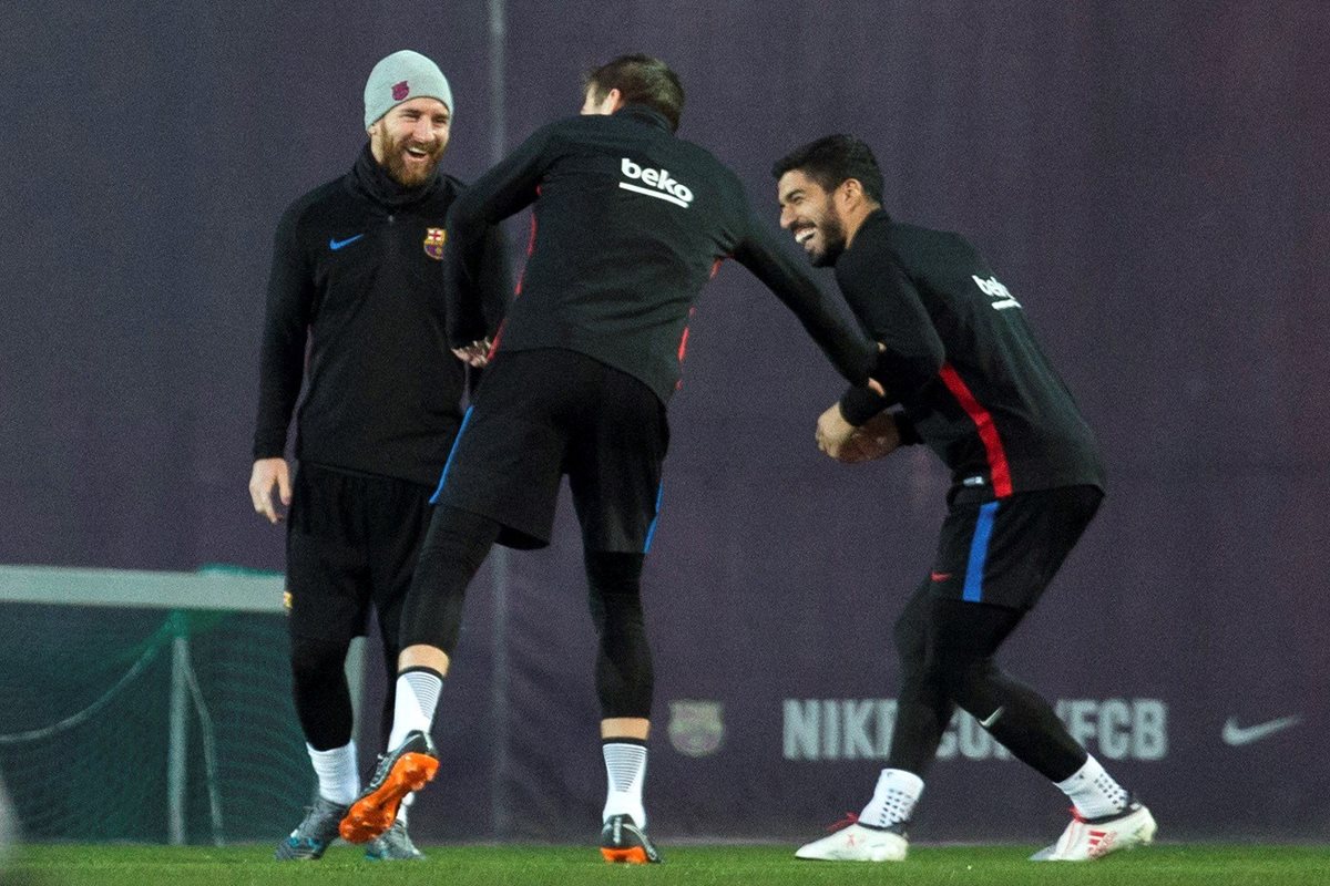 El buen ambiente en el Barcelona se refleja en los entrenamientos. En la imagen Gerard Piqué, Lionel Messi y Luis Suárez platican luego de la práctica. (Foto Prensa Libre: EFE)