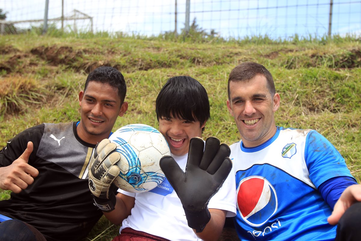 Randy Ventura, junto a los guardametas de Comunicaciones, Fredy Pérez y Javier Irazún. (Foto Prensa Libre: Carlos Vicente)