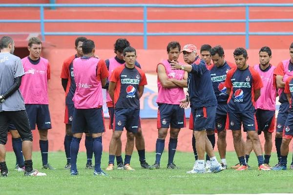 Aníbal Ruiz corrige los errores de salida y ataque. Luego del entreno de ayer,  el Maño no quiso hablar con la prensa. (Foto Prensa Libre: Francisco Sánchez)