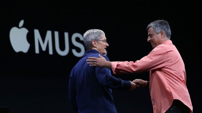 Eddy Cue (dcha) saludando al CEO de Apple, Tim Cook, durante una conferencia en San Francisco, California.