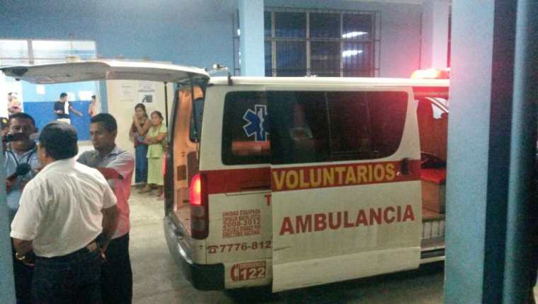 Ambulancia traslada a algunos de los heridos al Hospital Regional de Coatepeque. (Foto: Prensa Libre)