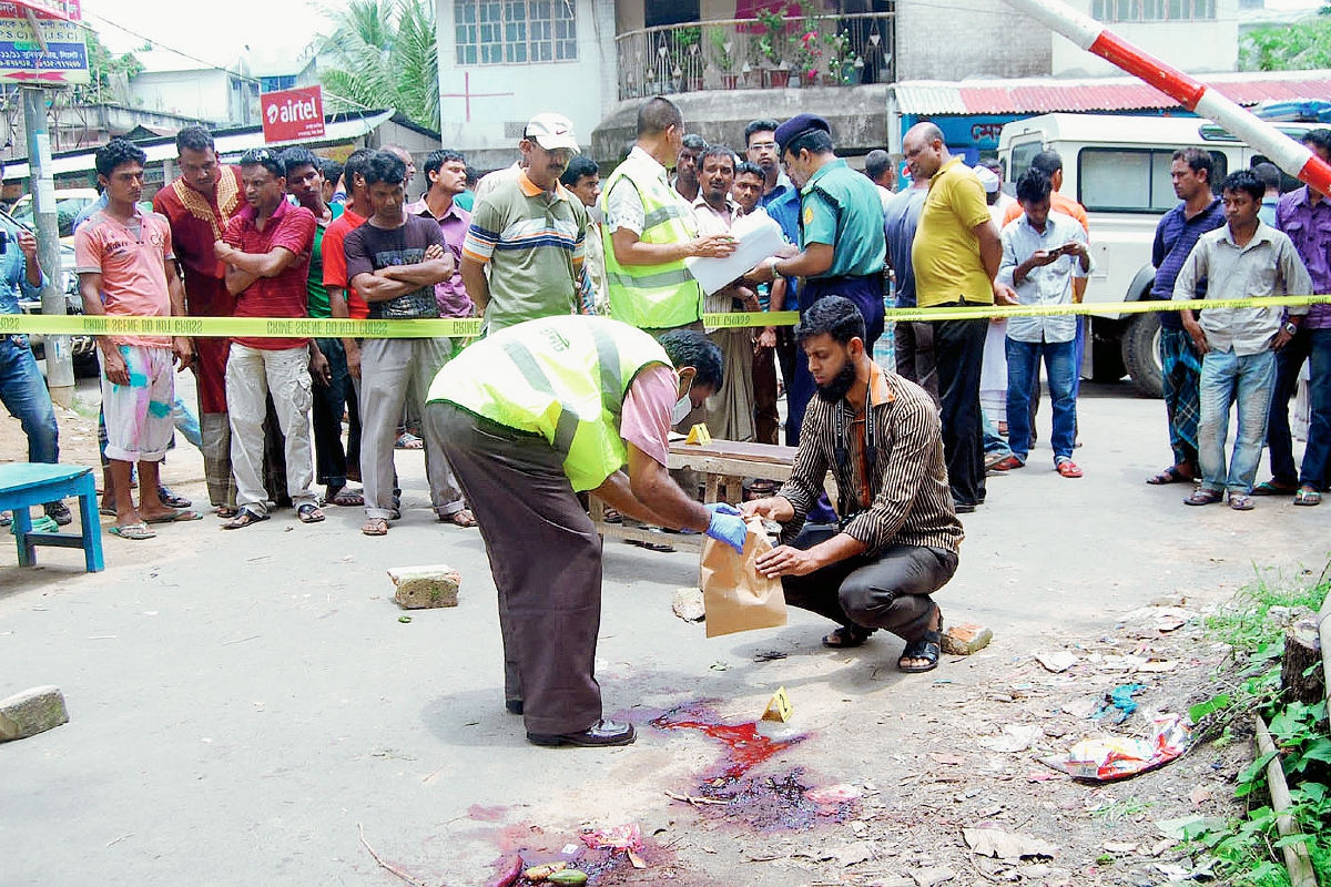 La policía investiga el sitio donde bloger0 Ananta Bijoy Das fue asesinado,(Foto Prensa Libre:AFP).