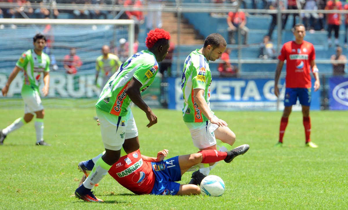 Municipal y Antigua GFC ofrecieron un buen juego a los asistentes en el Trébol. (Foto Prensa Libre: Jeniffer Gómez)