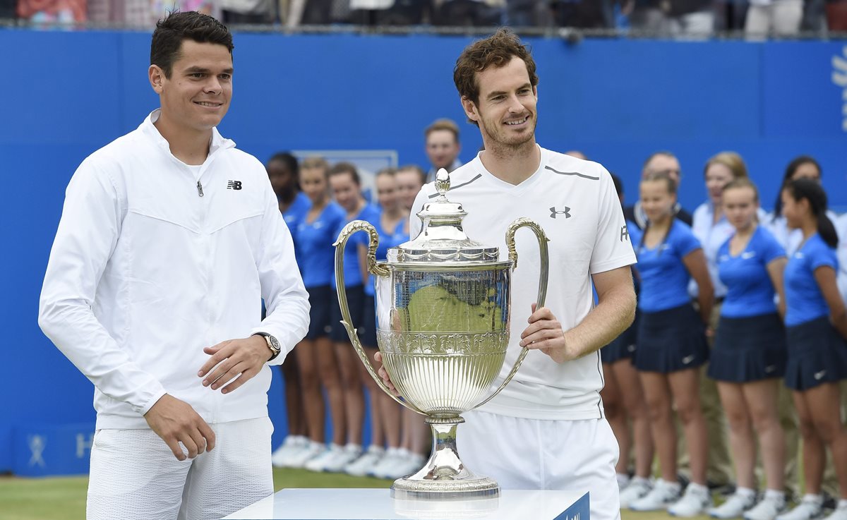Andy Murray posa con el trofeo junto con Milos Raonic. (Foto Prensa Libre: EFE)