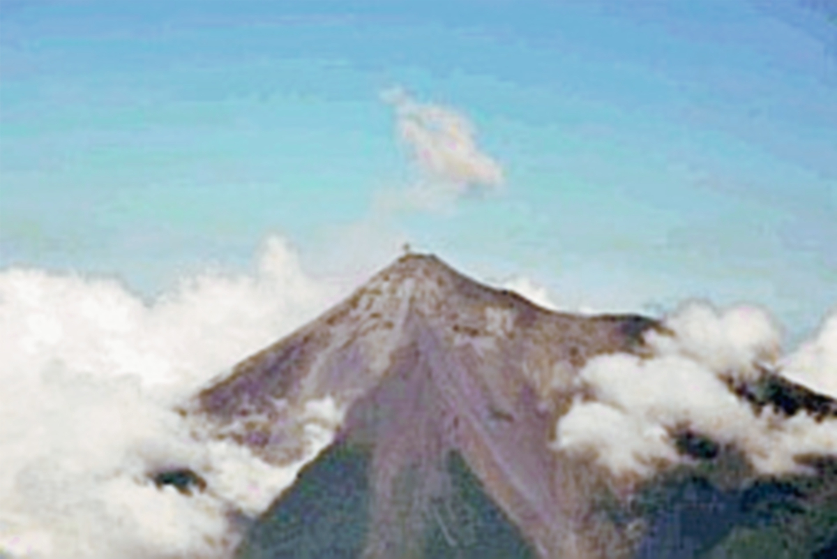 Volcán de Fuego mantiene explosiones débiles y moderadas. (Foto Prensa Libre: Conred)