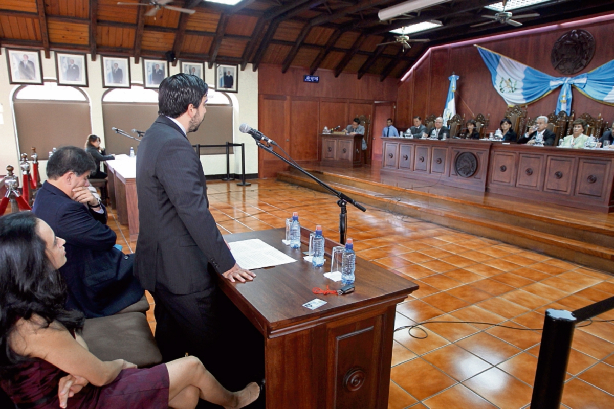 El abogado Luis Fuentes Godoy, ante los magistrados de la Corte de Constitucionalidad, pide que la declaración jurada de funcionarios sea pública.
