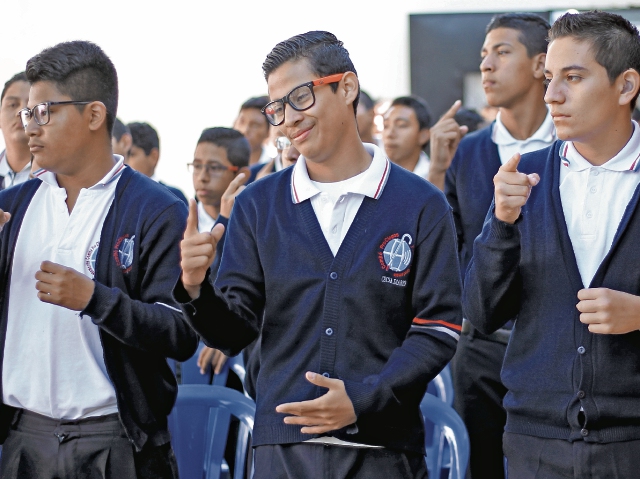 Los estudiantes del Centro de Educación Continuada para Adolescentes con Discapacidad Auditiva (Cecada), en zona 1 de la capital, participan en un acto cívico. (Foto Prensa Libre: Esbin García)